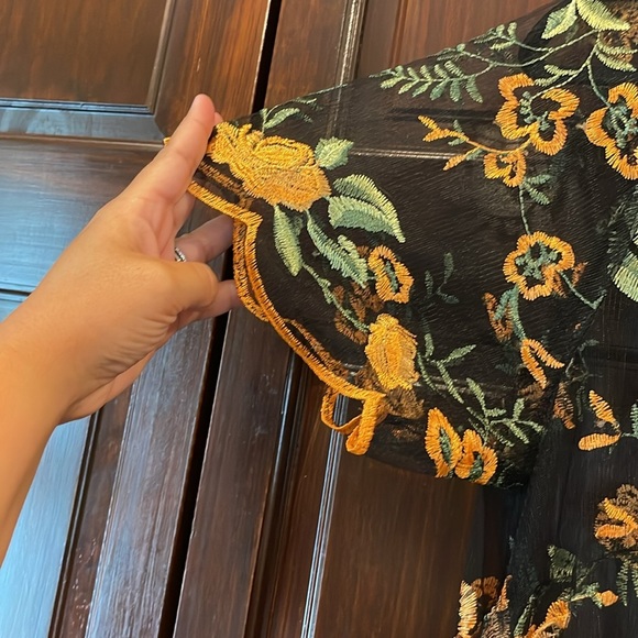 Nwt! Gorgeous maxi dress, see through with embroidered flowers - Picture 5 of 11